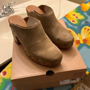 NWTs Kork-Ease Sudbury taupe clogs, size 8